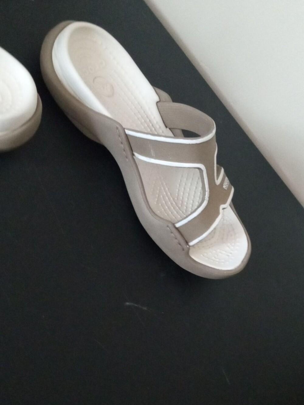 CROCS Women's Brown and Cream Slip-On Sandals Size 6 - Picture 5 of 10